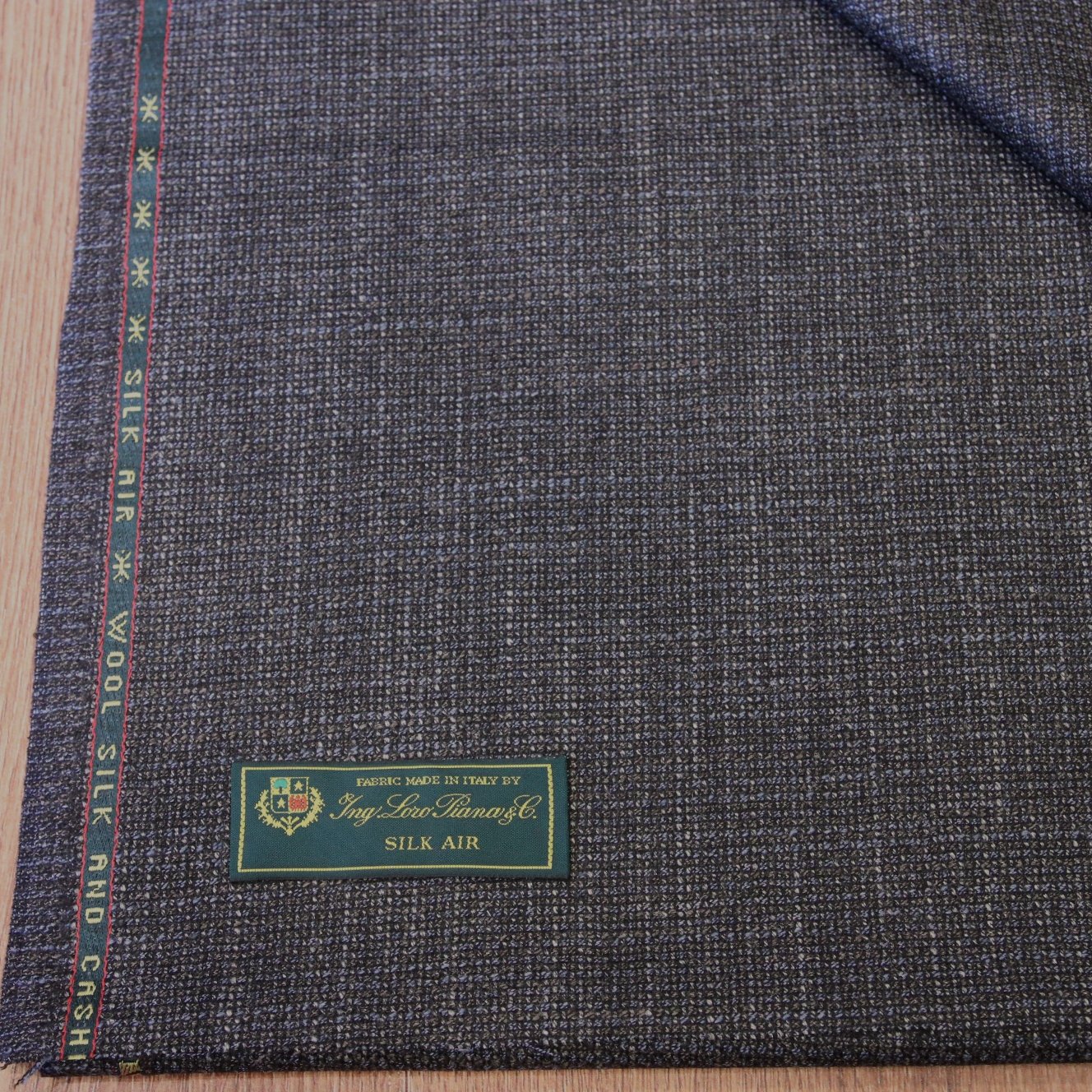 ｍerchant：Loro Piana
Season：AW
Item：Jacket
Comp.：86％Wool 10％Silk 4％Cashmere
Length：2.0ｍ